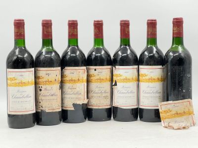 six bouteilles de vin rouge sont alignées