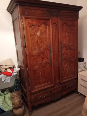 une grande armoire en bois dans un coin du salon