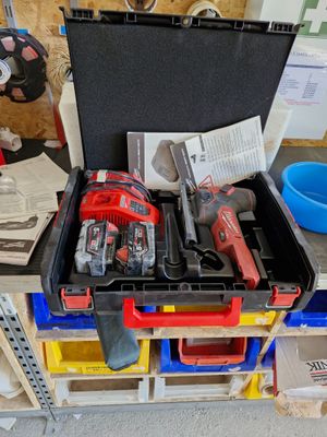 une boîte à outils contenant des outils, posée sur une étagère