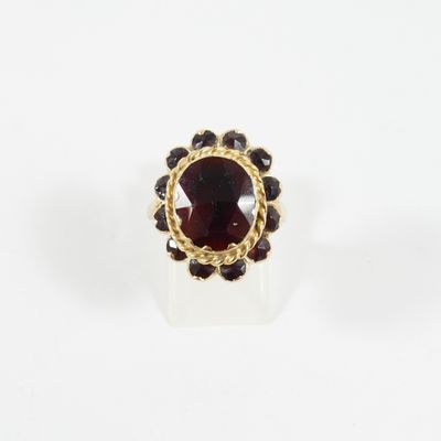 Gros plan sur une bague contenant une pierre rouge