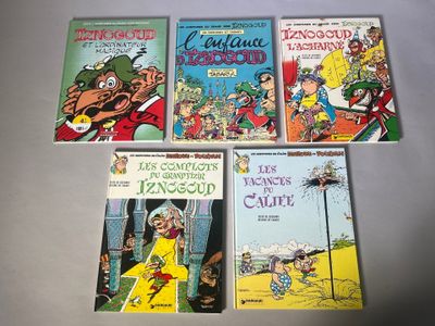 quatre livres pour enfants sont alignés sur une surface blanche