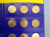 couverture jaune et bleue d'un livre sur laquelle figurent des pièces de monnaie