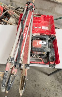 une boîte à outils rouge contenant des outils, posée sur une table
