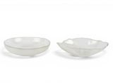 une paire de bols en verre blancs sur fond blanc