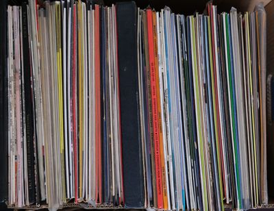 beaucoup de disques dans une boîte posée sur l'étagère