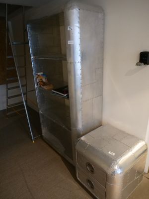 une photo d'une pièce avec un réfrigérateur et une échelle