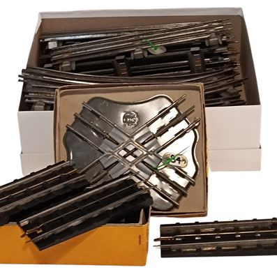 une boîte contenant tout un tas de fourchettes et de couteaux