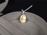 une petite pièce d'or dans une boîte attachée par une corde