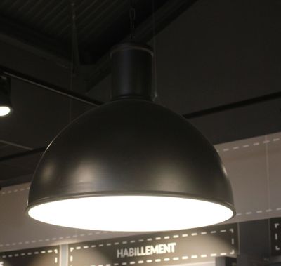 Quatre suspensions de forme demi globe de style industriel e…