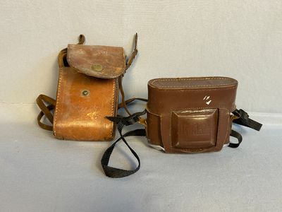 deux étuis en cuir posés l'un à côté de l'autre sur une surface blanche