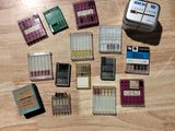 de nombreux appareils électroniques de toutes sortes posés sur une table