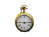 une montre de poche en or avec des chiffres romains sur le cadran