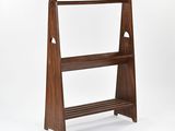 L'étagère est en bois et comporte une tablette d'un côté.