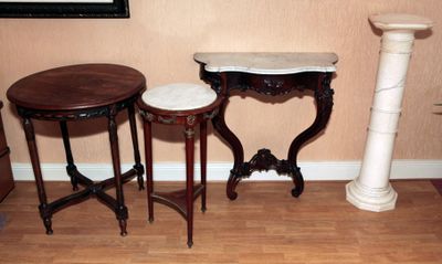 deux tables et deux tabourets dans un coin de la pièce