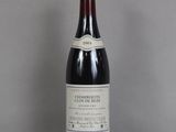 une bouteille de vin posée sur une table