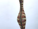 un grand vase posé sur un socle