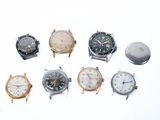 plusieurs types de montres sont présentés sur une surface blanche