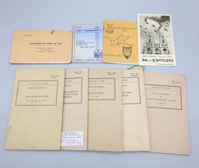 plusieurs vieux livres sont empilés sur une table