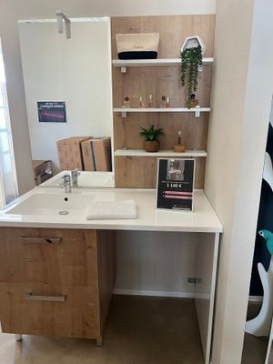 une salle de bains avec un lavabo et un miroir au mur