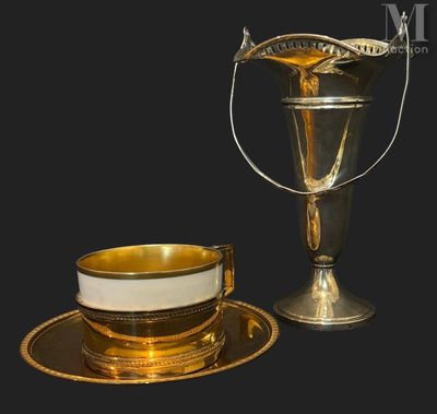 une tasse et une soucoupe posées l'une à côté de l'autre sur une soucoupe