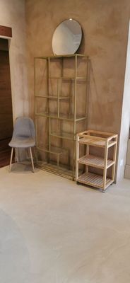 un salon avec un fauteuil et une table