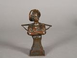 statue en bronze d'une femme tenant un bébé dans ses bras