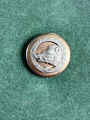 une pièce d'argent sur laquelle est représenté un chien