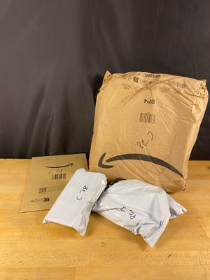 une boîte contenant deux sacs de nourriture posée sur une table en bois