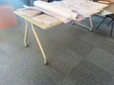 une table sur laquelle sont posés de nombreux documents