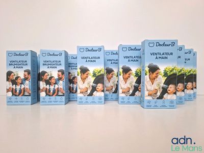 quatre boîtes de talc pour bébé posées sur une table