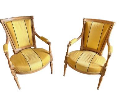 PAIRE DE FAUTEUILS cabriolet à dossiers droits en bois patin…