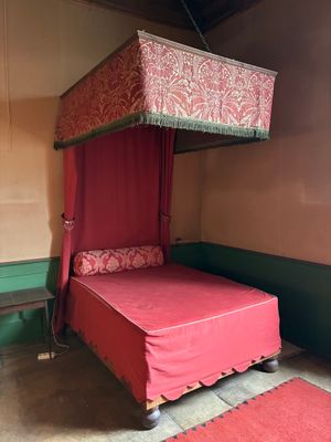 un lit à baldaquin dans un coin de la pièce