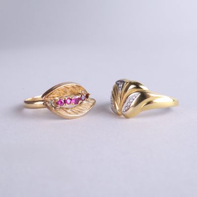une paire de bagues en or serties de saphirs roses et de diamants