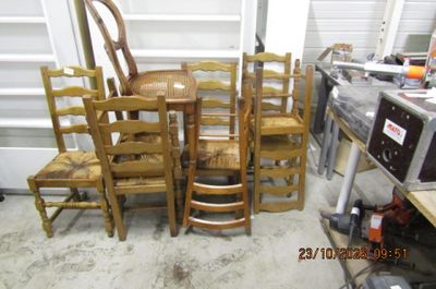 plusieurs chaises et une table dans une pièce avec un poêle en arrière-plan