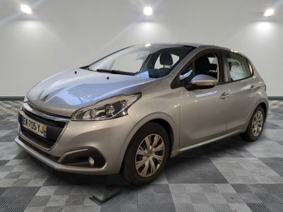 la voiture argentée est garée sur un carrelage à carreaux