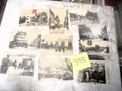 de nombreuses photos anciennes de personnes et de bâtiments sur la table