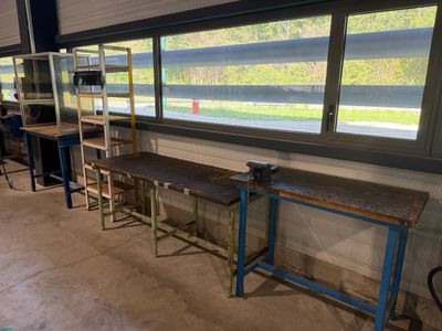 une pièce où se trouvent de nombreuses tables et bancs