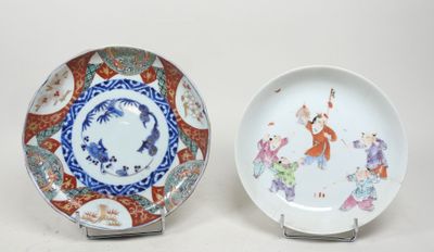 paire d'assiettes chinoises ornées de motifs sur fond blanc