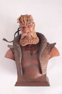 statue d'un homme barbu portant un gilet et des lunettes