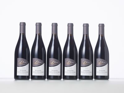 six bouteilles de vin alignées sur une table