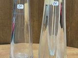 deux vases en verre posés sur une table l'un à côté de l'autre