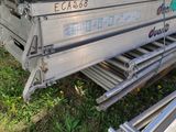 un camion garé tout seul dans l'herbe