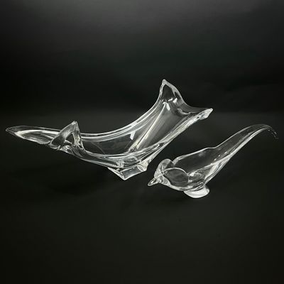 une paire d'oiseaux en verre transparent sur fond noir