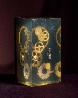 une boîte contenant une horloge, posée sur une surface violette