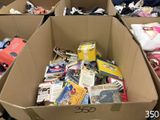 de nombreux cartons remplis d'objets qui se trouvent dans une pièce