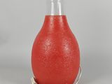 une image représentant une bouteille contenant un liquide rouge