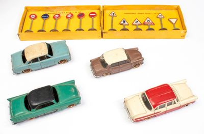 DINKY TOYS Lot de 4 miniatures et panneaux de signalisation