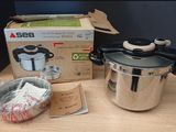 une boîte et un pot posés sur une table à côté