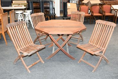 une table et quatre chaises dans une pièce avec une cheminée