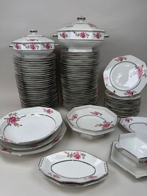 beaucoup d'assiettes et de bols sur la table